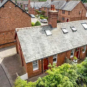 Holiday home Hidden Gem Hideaway W/ Free Parking, Hough Green